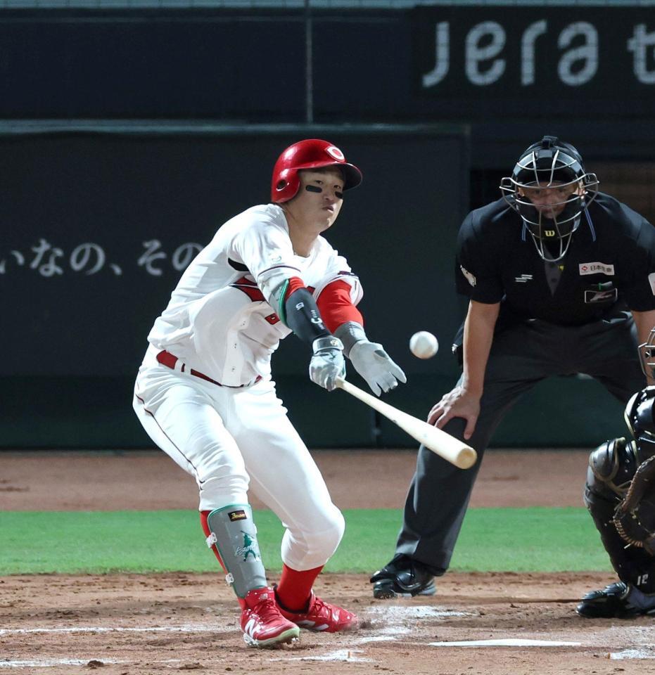 　４回、中前打を放つ小園（撮影・北村雅宏）