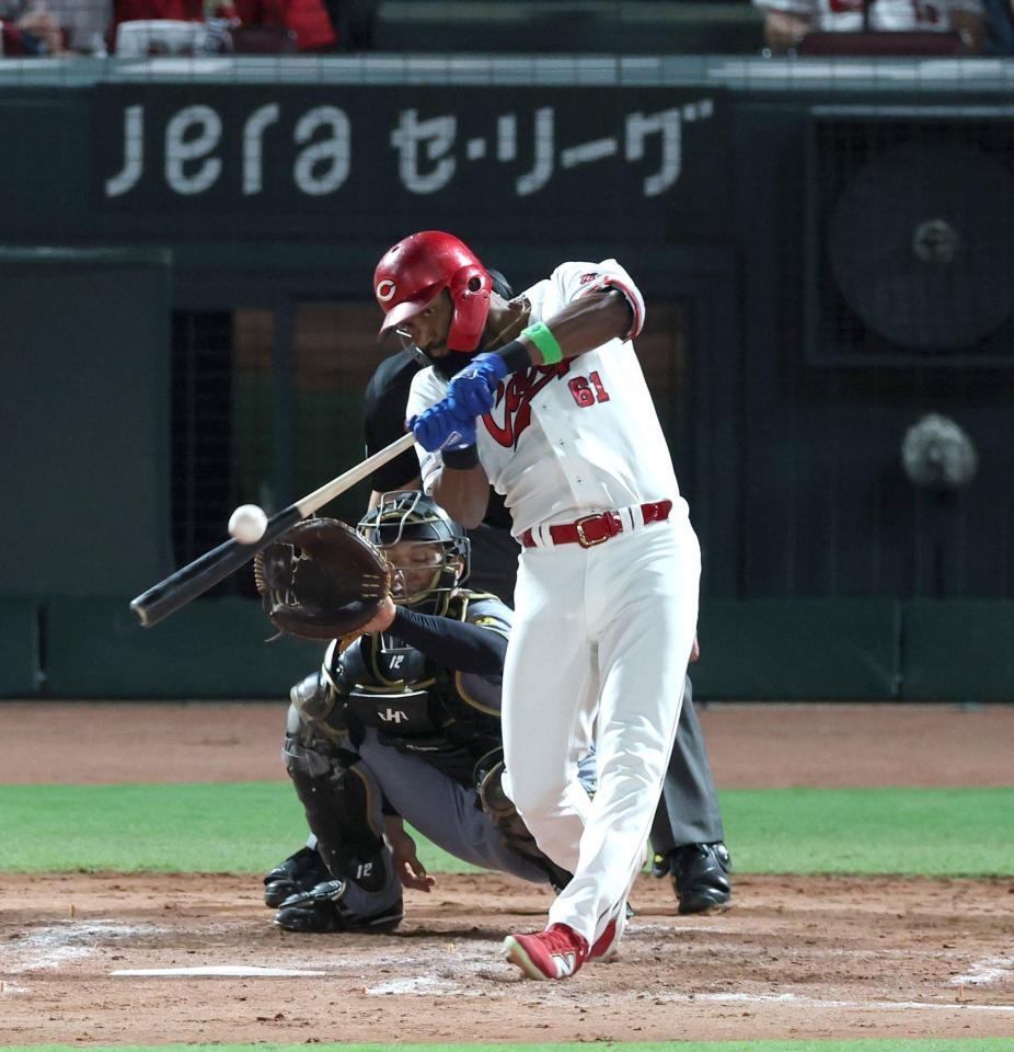 　５回、適時打を放つファビアン（撮影・北村雅宏）