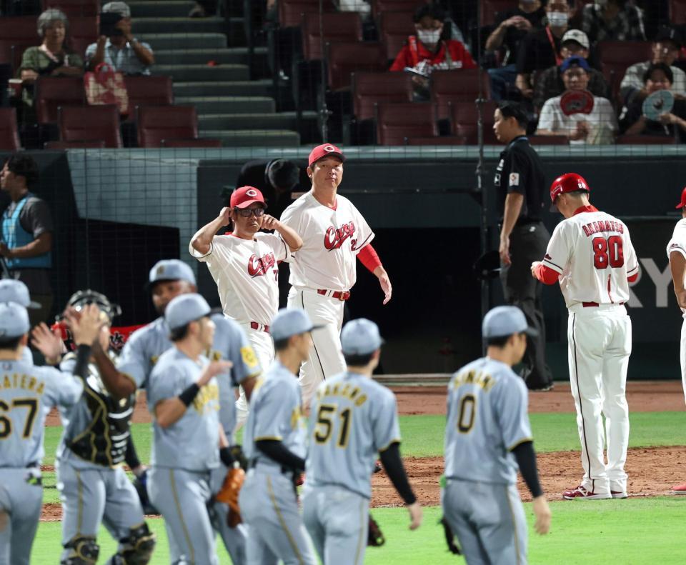 　阪神に敗れ、あいさつに向かう新井監督（中央）＝撮影・北村雅宏