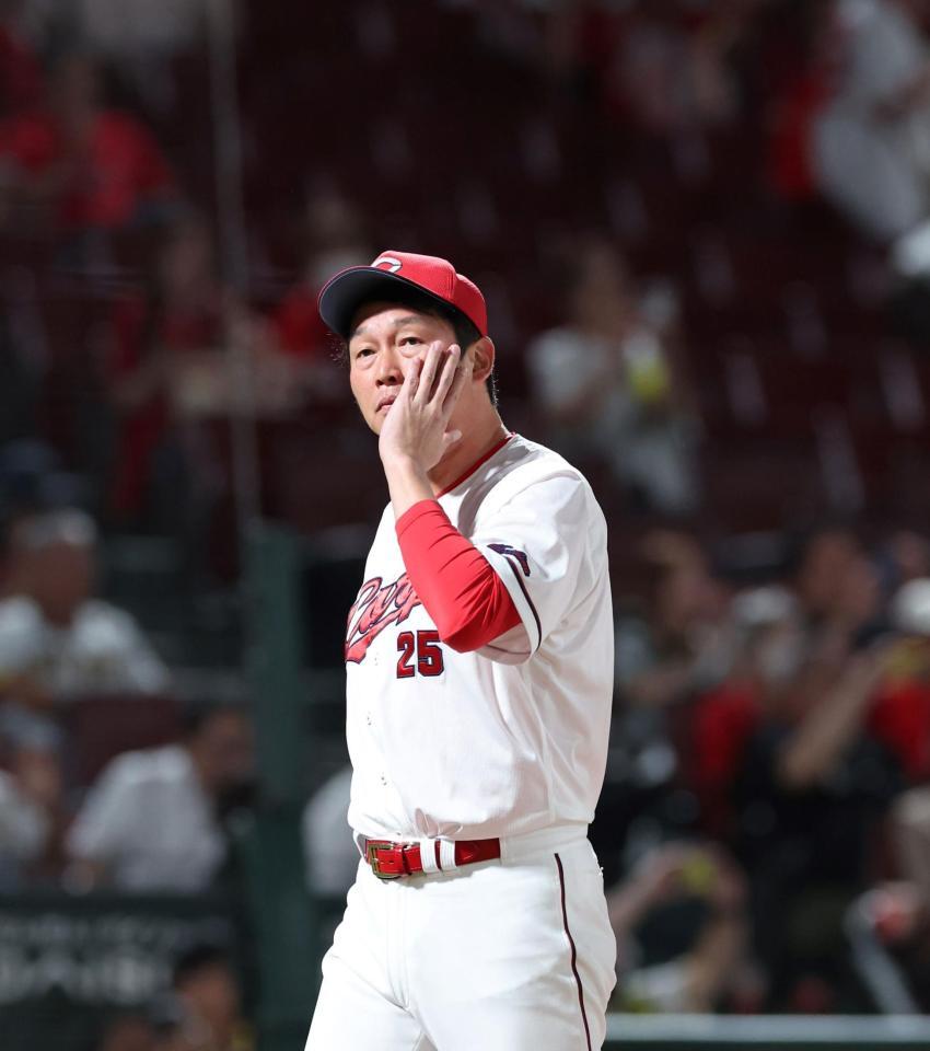 　試合後、ファンへのあいさつを終え、ベンチに戻る新井監督（撮影・市尻達拡）