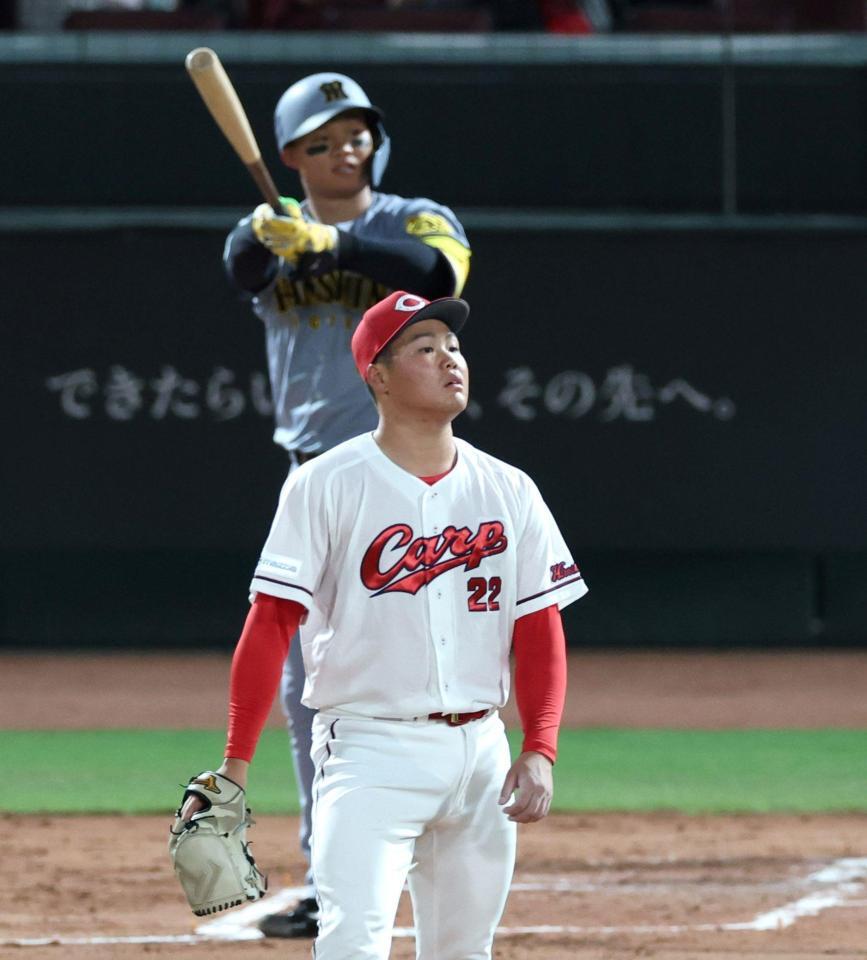 　３回、森下（奥）に先制２ランを浴びる高（撮影・北村雅宏）