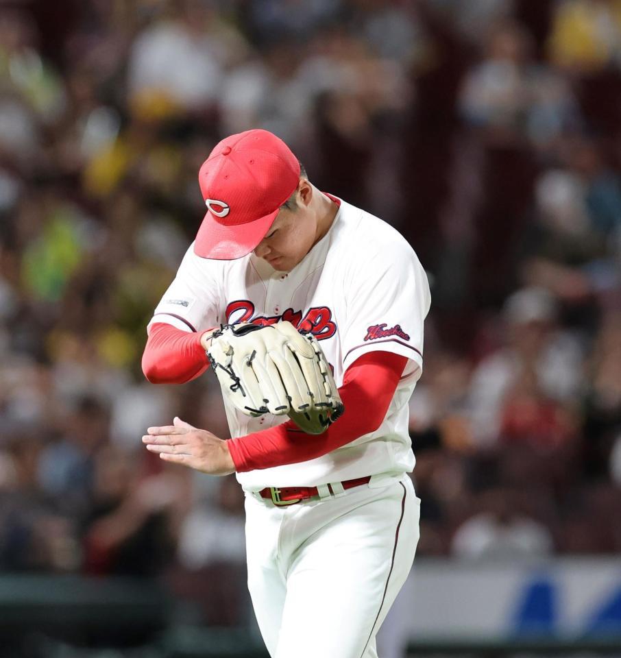 　２回、近本を空振り三振に斬り、左手でグラブをたたく高（撮影・市尻達拡）