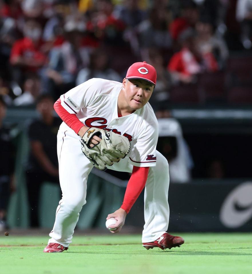 　３回、中野の打球を素手で捕球する高（撮影・市尻達拡）