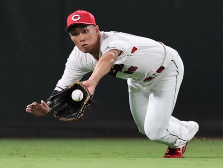 　９回、小野寺の打球を好捕する中村奨（撮影・田中太一）