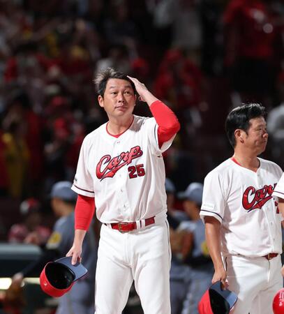 　試合後、ファンにあいさつする新井監督（撮影・市尻達拡）