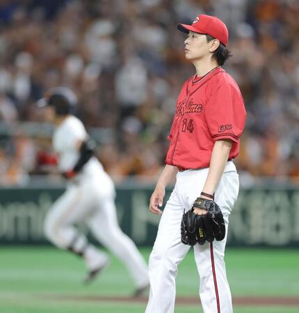 　２回、岡本（左）にソロを浴びる大瀬良（撮影・西岡正）