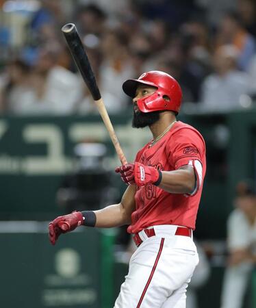 　７回、左越え２ランを放つファビアン（撮影・西岡正）