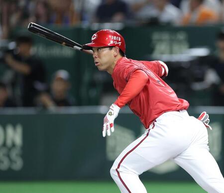 　７回、左前打を放つ秋山（撮影・西岡正）