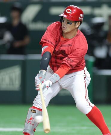 　３回、中前打を放つ小園（撮影・西岡正）