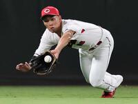 　９回、小野寺の打球を好捕する中村奨（撮影・田中太一）