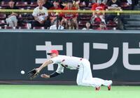 　９回、小野寺の飛球を好捕する中村奨（撮影・市尻達拡）