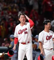 　試合後、ファンにあいさつする新井監督（撮影・市尻達拡）