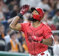 　７回、２ランを放ち塁を回るファビアン