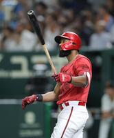 　７回、左越え２ランを放つファビアン（撮影・西岡正）