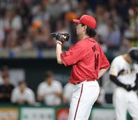 　４回、山崎に適時二塁打を浴び、勝ち越しを許した大瀬良（撮影・西岡正）