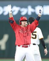 　１回、先制二塁打を放ち、ベンチへ向かって両手を上げる倉将吾（撮影・西岡正）