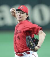 　巨人打線を相手に力投する大瀬良（撮影・西岡正）