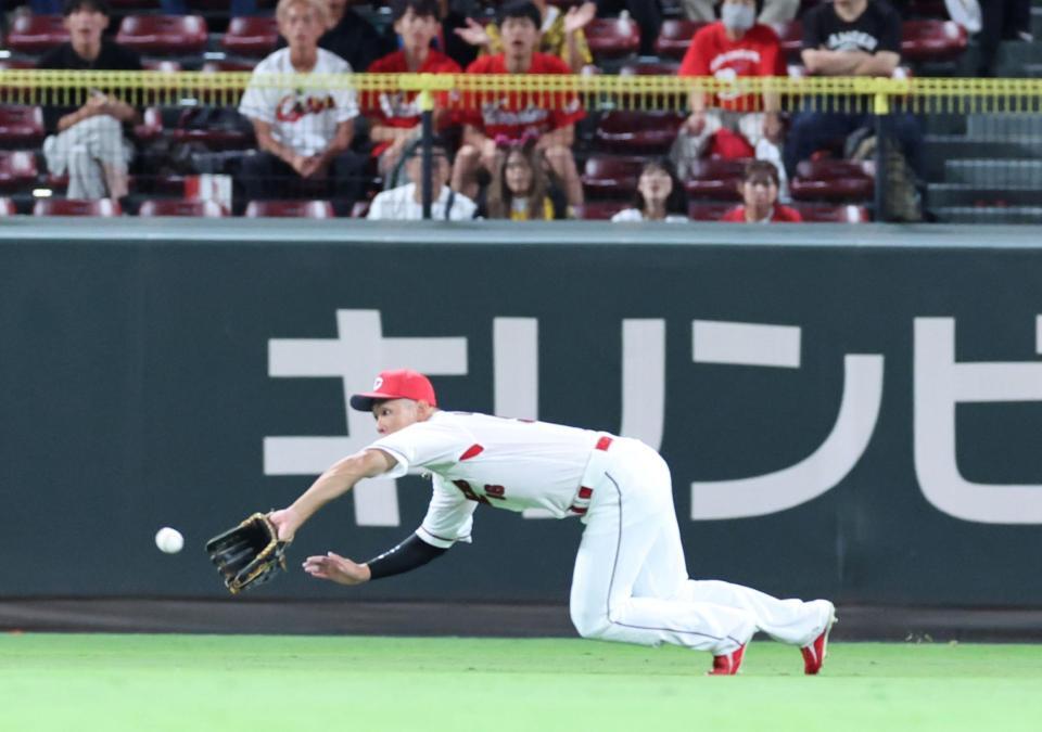 　９回、小野寺の飛球を好捕する中村奨（撮影・市尻達拡）