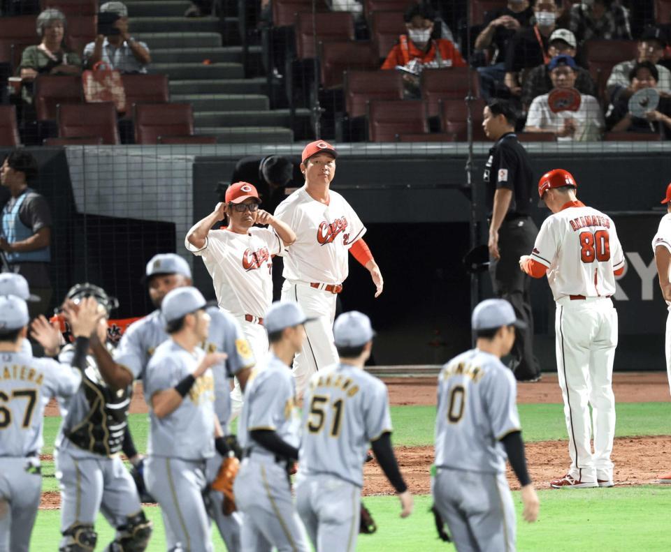 　阪神に敗れ、あいさつに向かう新井監督（中央）＝撮影・北村雅宏