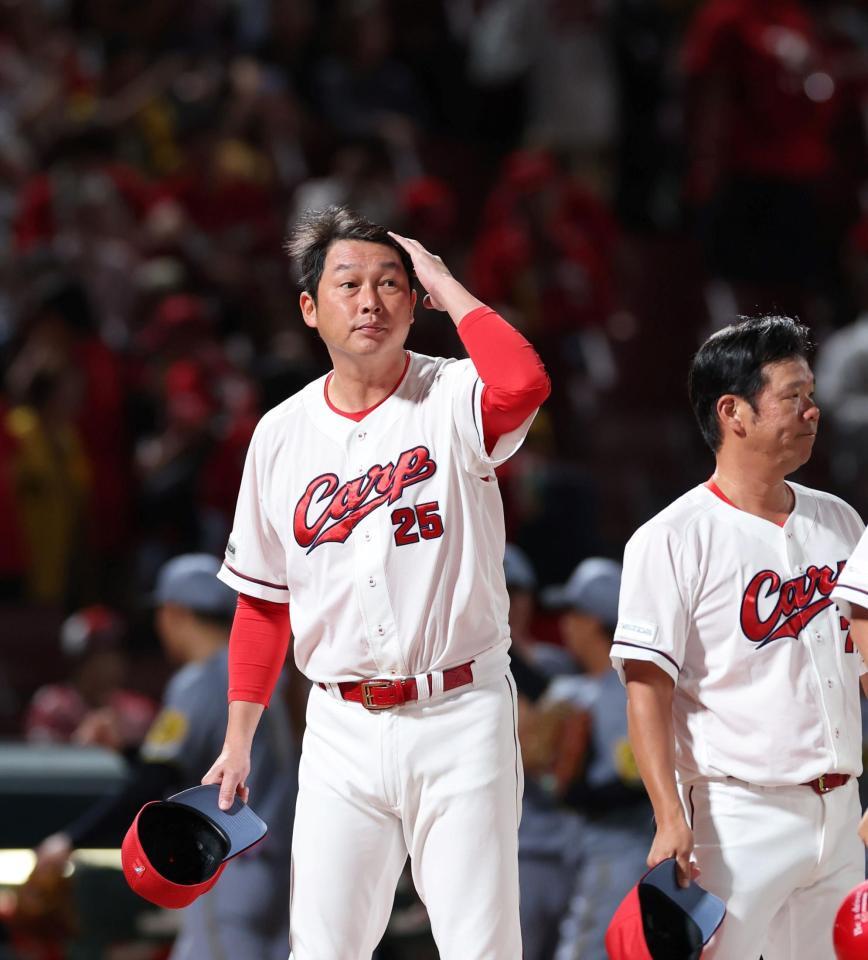 　試合後、ファンにあいさつする新井監督（撮影・市尻達拡）