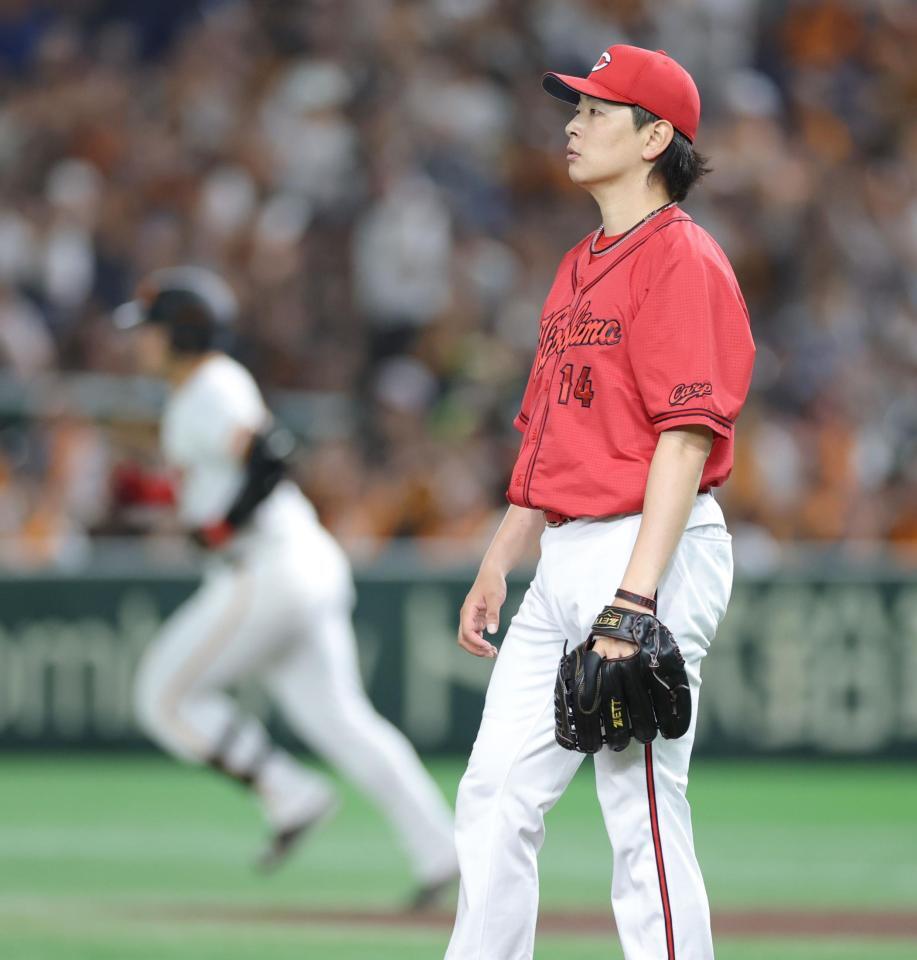 　２回、岡本（左）にソロを浴びる大瀬良（撮影・西岡正）