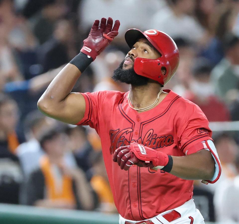 　７回、２ランを放ち塁を回るファビアン