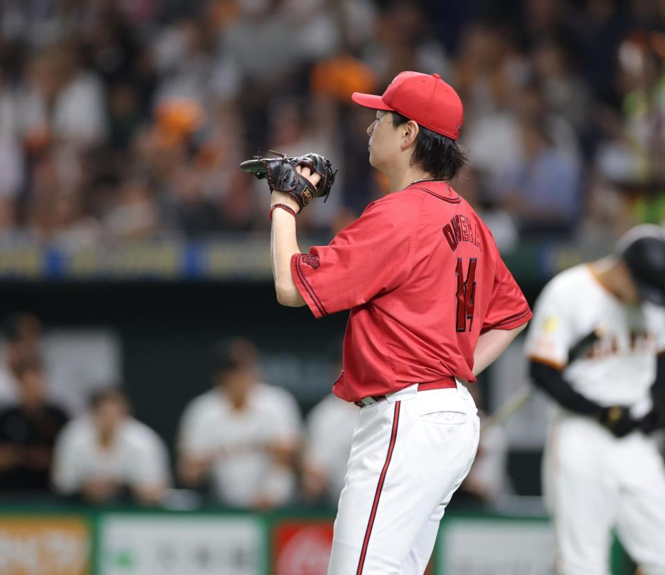 　４回、山崎に適時二塁打を浴び、勝ち越しを許した大瀬良（撮影・西岡正）