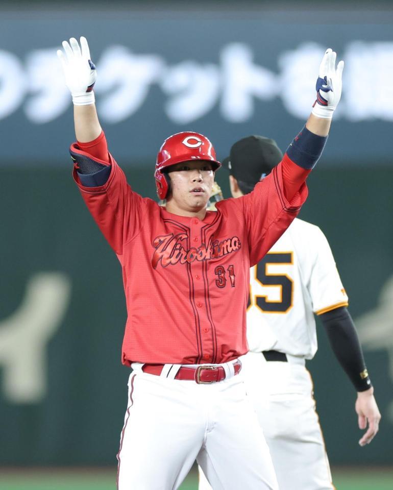 　１回、先制二塁打を放ち、ベンチへ向かって両手を上げる倉将吾（撮影・西岡正）