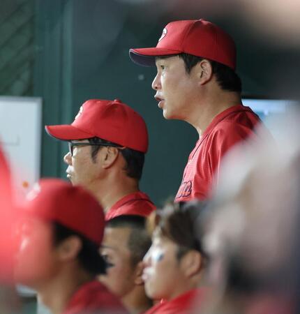 　９回、厳しい表情で前を見据える新井監督（撮影・西岡正）