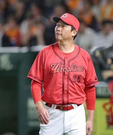 　８回、投手交代を告げる新井監督（撮影・西岡正）