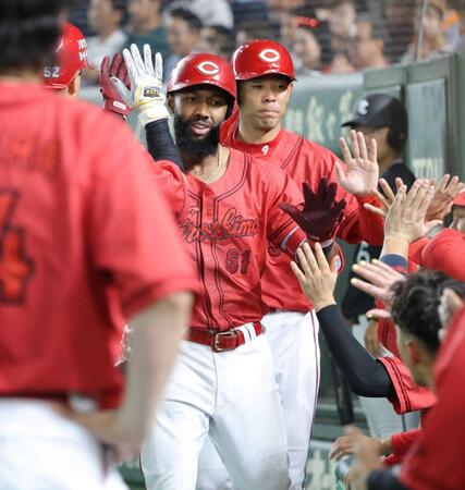 　ナインに祝福されるファビアン