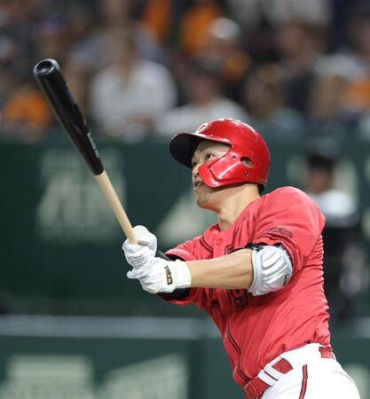 　４回、左越えに同点ソロを放つ中村奨（撮影・西岡正）