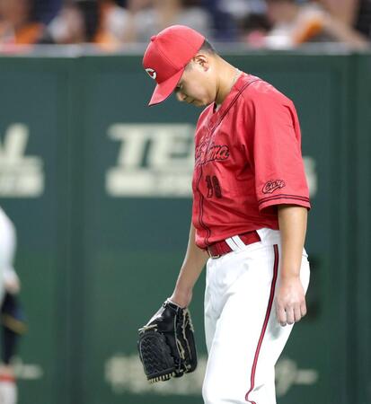 　４回、浦田に適時打を浴びて失点し、下を向く森（撮影・西岡正）