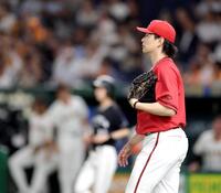 　４回、山崎に適時二塁打を浴び、勝ち越しを許した大瀬良（撮影・西岡正）