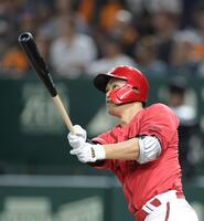 　４回、左越えに同点ソロを放つ中村奨（撮影・西岡正）