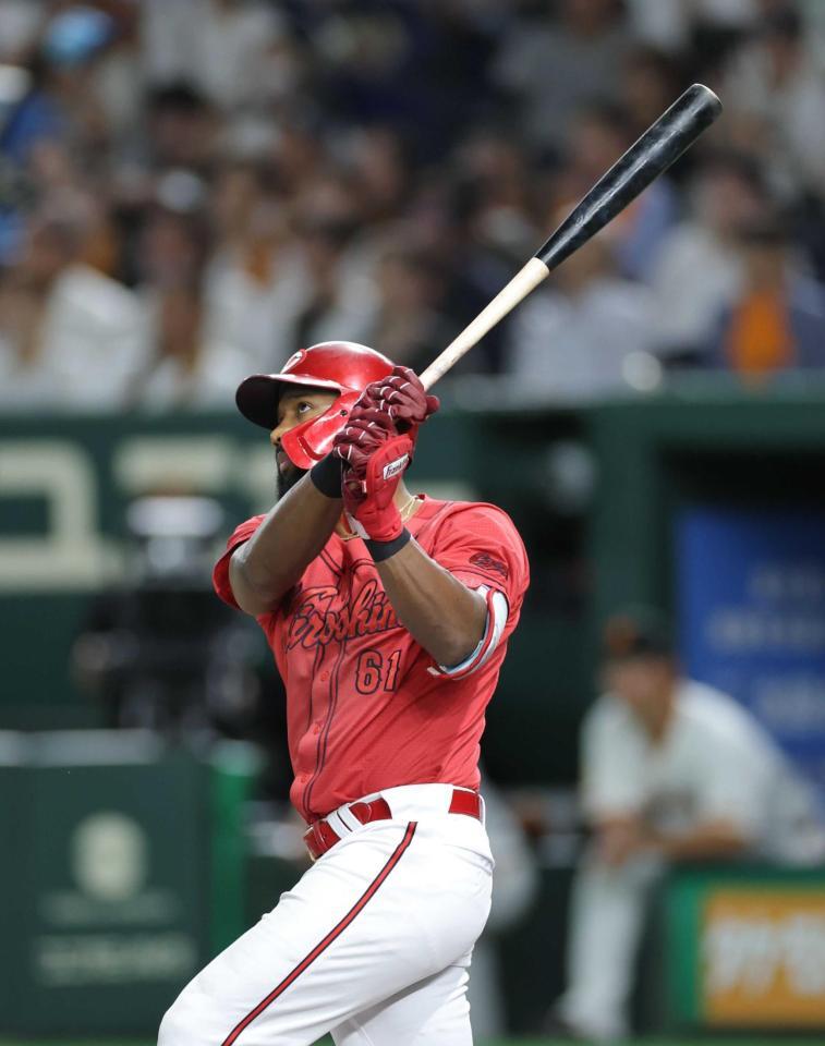 　７回、２ランを放つファビアン（撮影・西岡正）