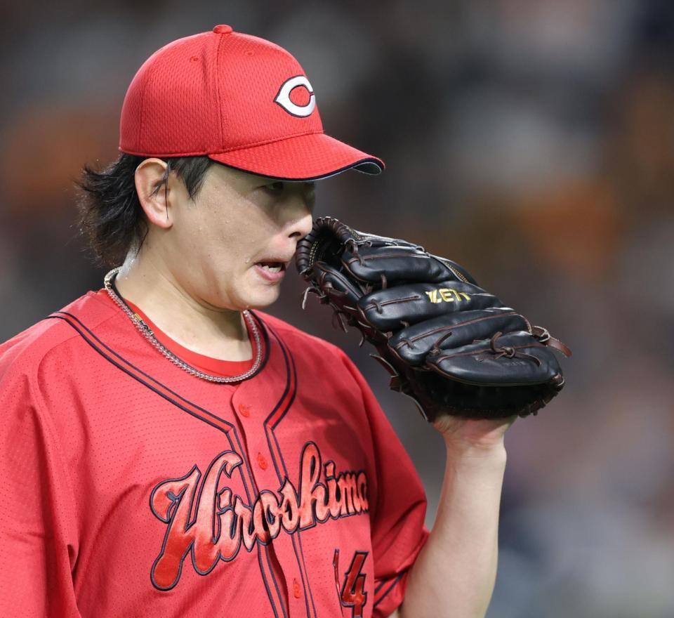 　６回、山崎に２度目の適時二塁打を浴び、肩を落として引き上げる大瀬良（撮影・西岡正）