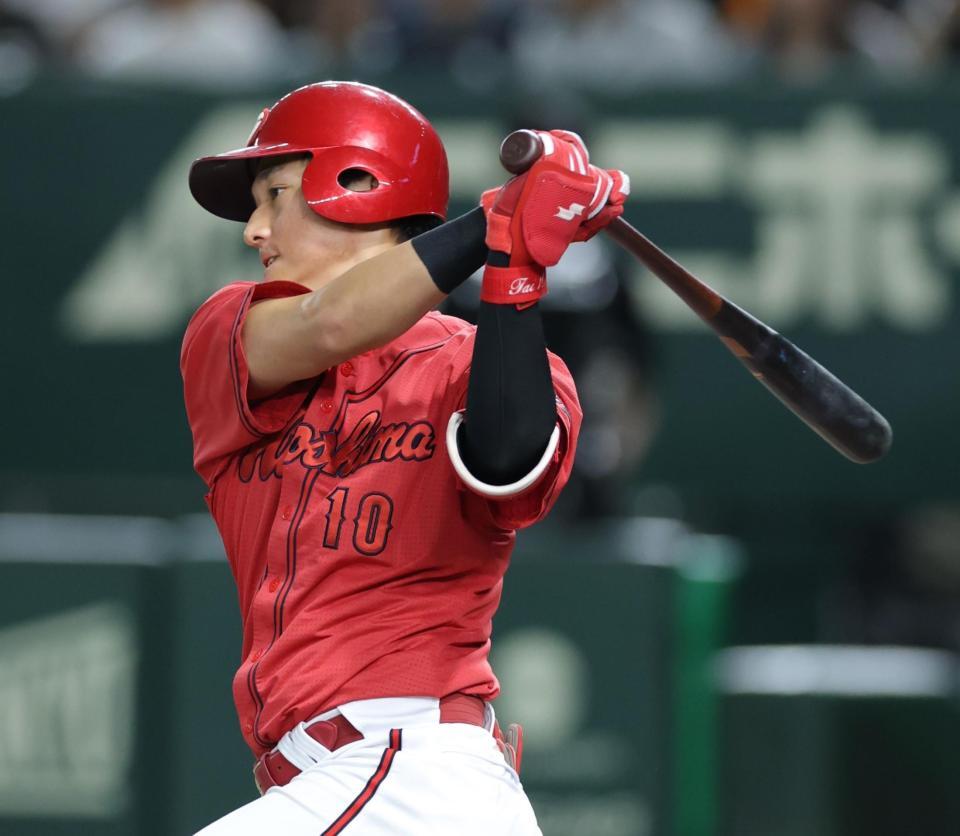 　８回、遊前に内野安打を放つ佐々木（撮影・西岡正）