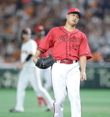 　４回、リチャードに押し出し死球を与え、うなだれる森（撮影・西岡正）