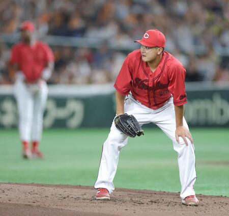 　２回、岡本に先制ソロを浴びた森（右）＝撮影・西岡正