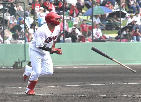 　４回、右中間への適時二塁打を放つ松山