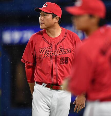 　６回、投手交代を告げた新井監督（撮影・開出牧）