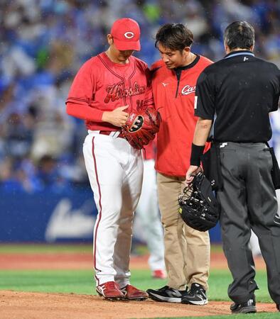 　５回、山本の打球が直撃しベンチへ引き揚げる２番手・高橋（左）＝撮影・開出牧