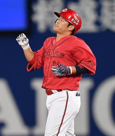 　４回、左飛に倒れ悔しがる坂倉（撮影・開出牧）