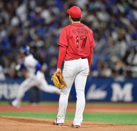 　３回、石上（後方）に右越え２ランを打たれぼう然と立ち尽くす常広（撮影・開出牧）