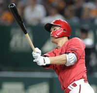 　４回、左越えに同点ソロを放つ中村奨（撮影・西岡正）