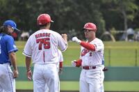 　４回、中前適時打を放ち広瀬コーチとグータッチを交わす田中