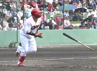 　４回、右中間への適時二塁打を放つ松山