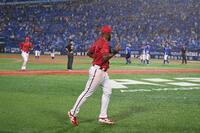 　８回、雨で試合が中断しベンチへ引き揚げるファビアン（手前）ら広島ナイン（撮影・開出牧）