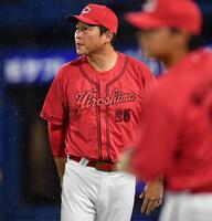 　６回、投手交代を告げた新井監督（撮影・開出牧）